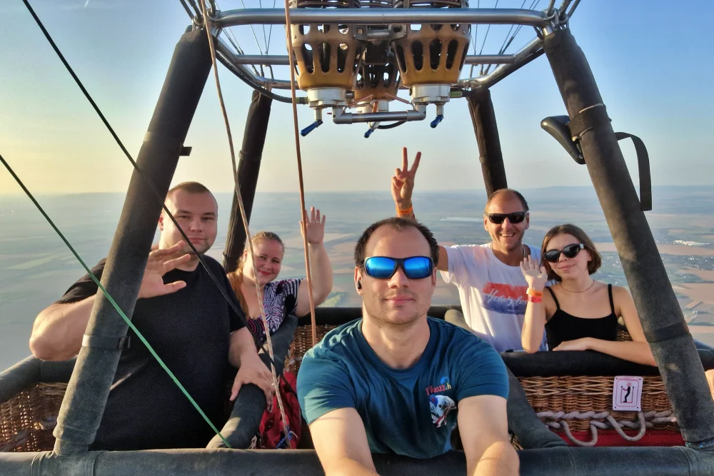 A magasban relülünk a hőlégballonnal