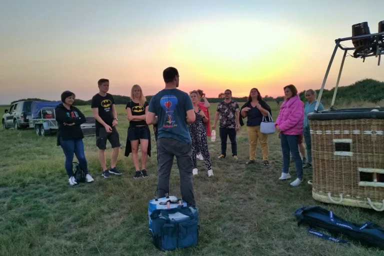 Ballonos csapat felszállás előtt