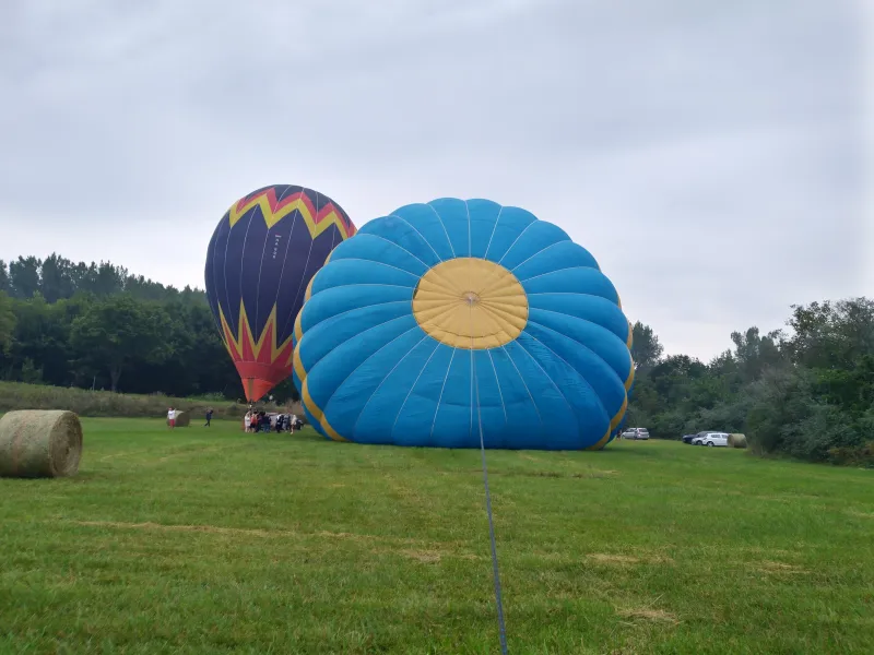 hőlégballon készül a felszállásra